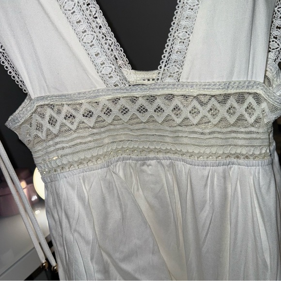 White Plunge Sleeveless Lace Dress - Picture 6 of 11